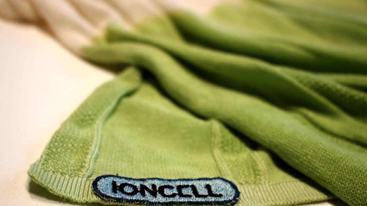 Ioncell-menetelmällä liukosellusta valmistettu huivi. Materiaalina on koivu.