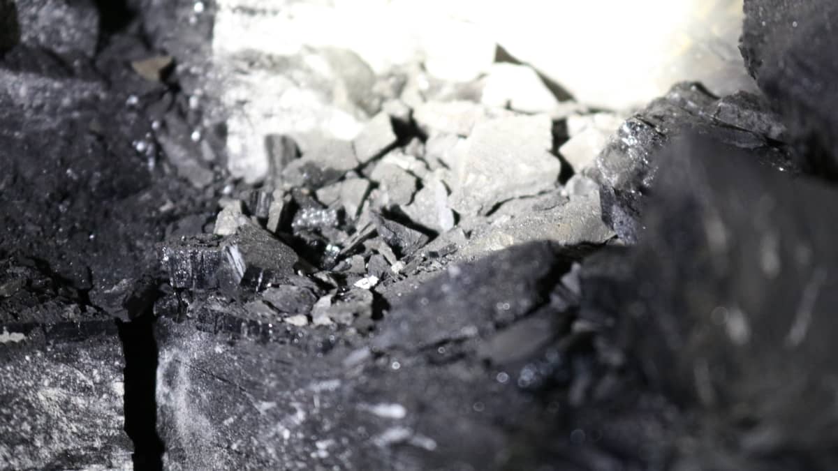 Bogdankan kaivoksessa hiili on parin metrin korkuisina esiintyminä syvimmillään noin 990 metriä maanpinnasta.