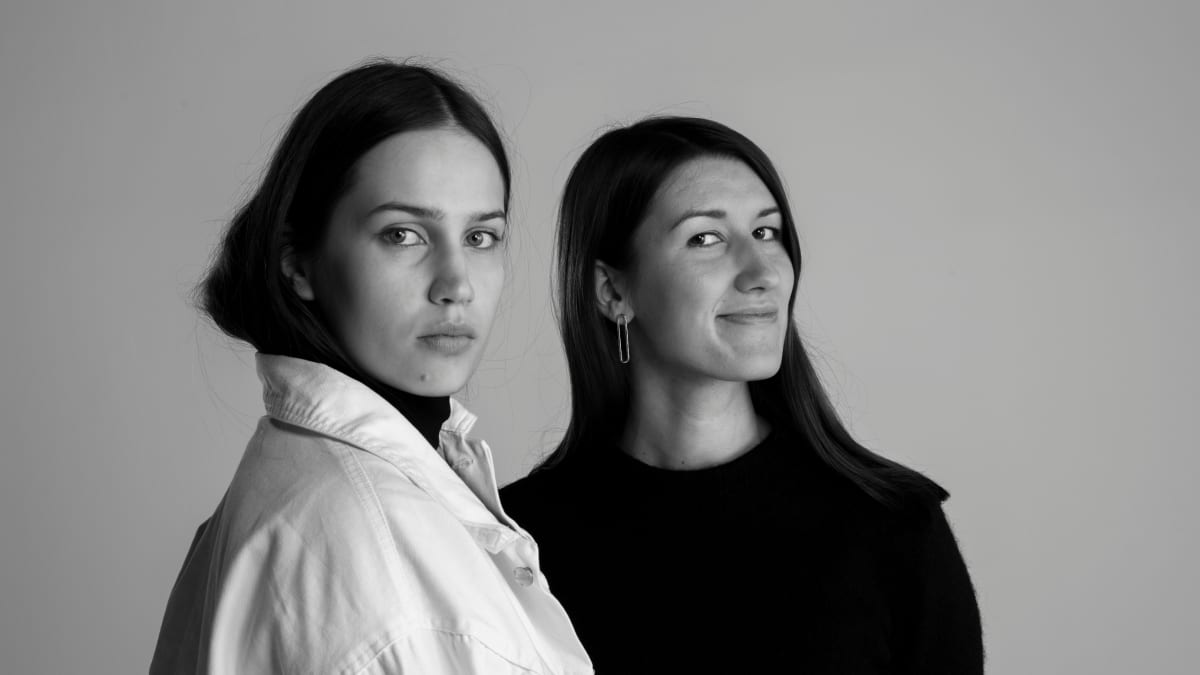 Emma Saarnio (vas) ja Helmi Liikanen