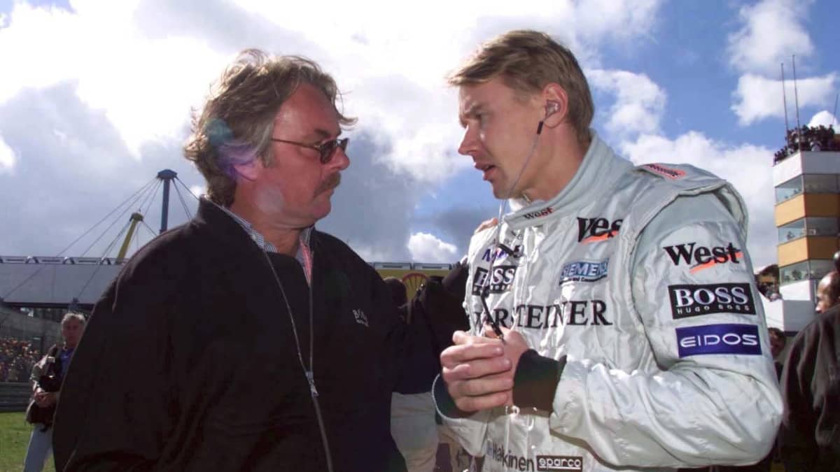 Mikä Häkkinen keskustelee managerinsa Keke Rosbergin kanssa.