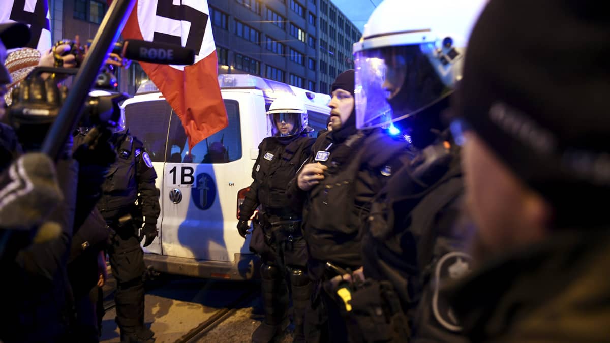 Poliisi pysäytti uusnatsien Kohti vapautta! -marssin Hakaniemessä Helsingissä itsenäisyyspäivänä 6. joulukuuta 2018.