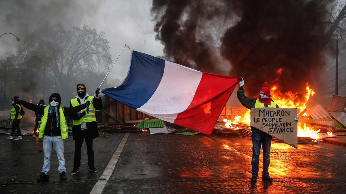 Mielenosoittajia Pariisissa 1. joulukuuta.