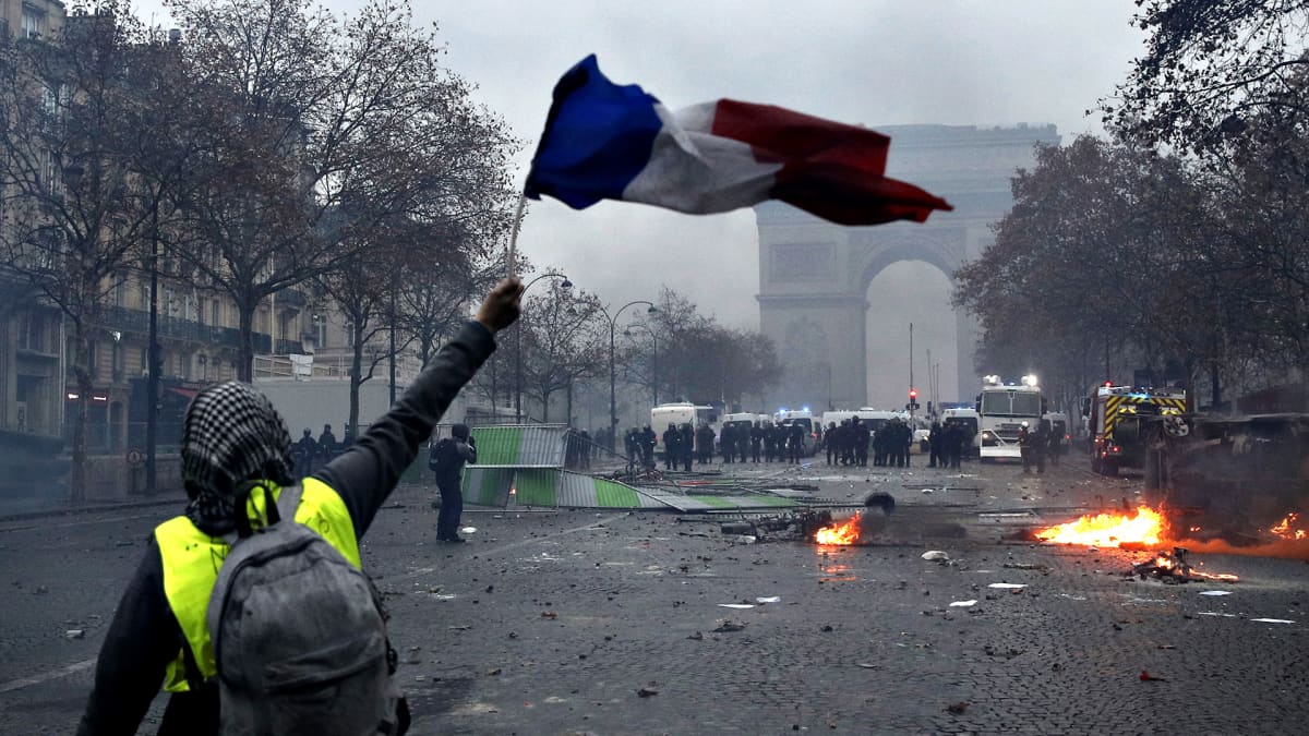 Mielenosoittajia Pariisissa 1. joulukuuta.