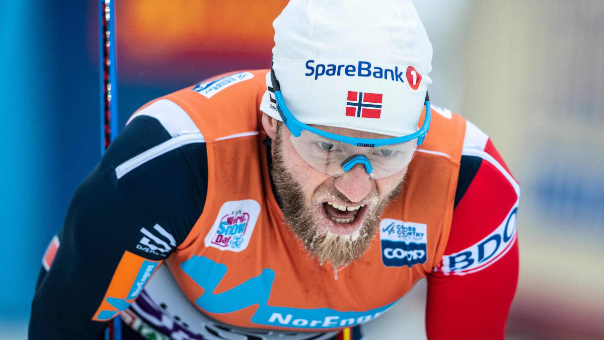 Martin Johnsrud Sundby nojaa polviinsa maalissa.