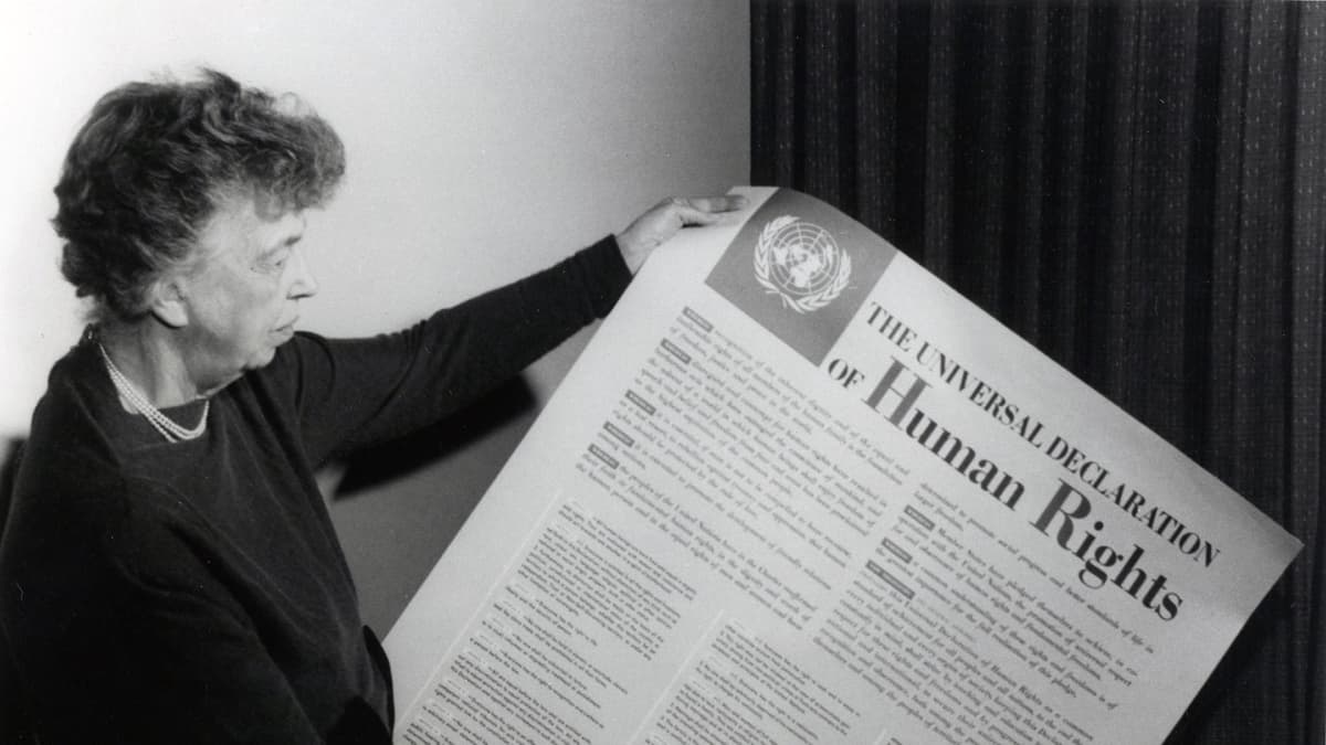 Eleanor Roosevelt esittelee YK:n ihmisoikeuskomission ihmisoikeuksien julistusta.
