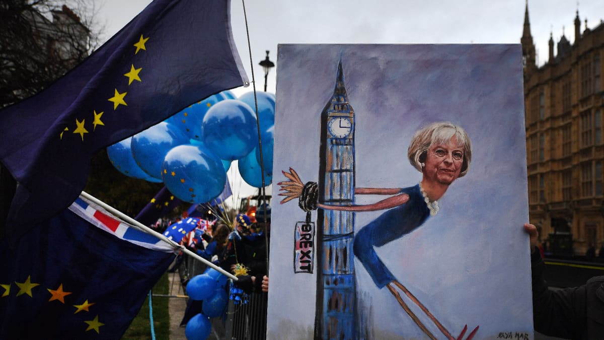 Uuden kansanäänestyksen kannattajat osoittivat mieltään Lontoon kaduilla maanantaina. Poliittinen taiteilija Kaya Mar pitelee tekemäänsä maalausta, jossa brexit on sitonut Theresa Mayn kädet Big Beniin.