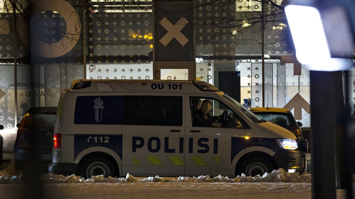 Poliisi seurasi Oulun Perussuomalaisten järjestämää mielenosoitusta.