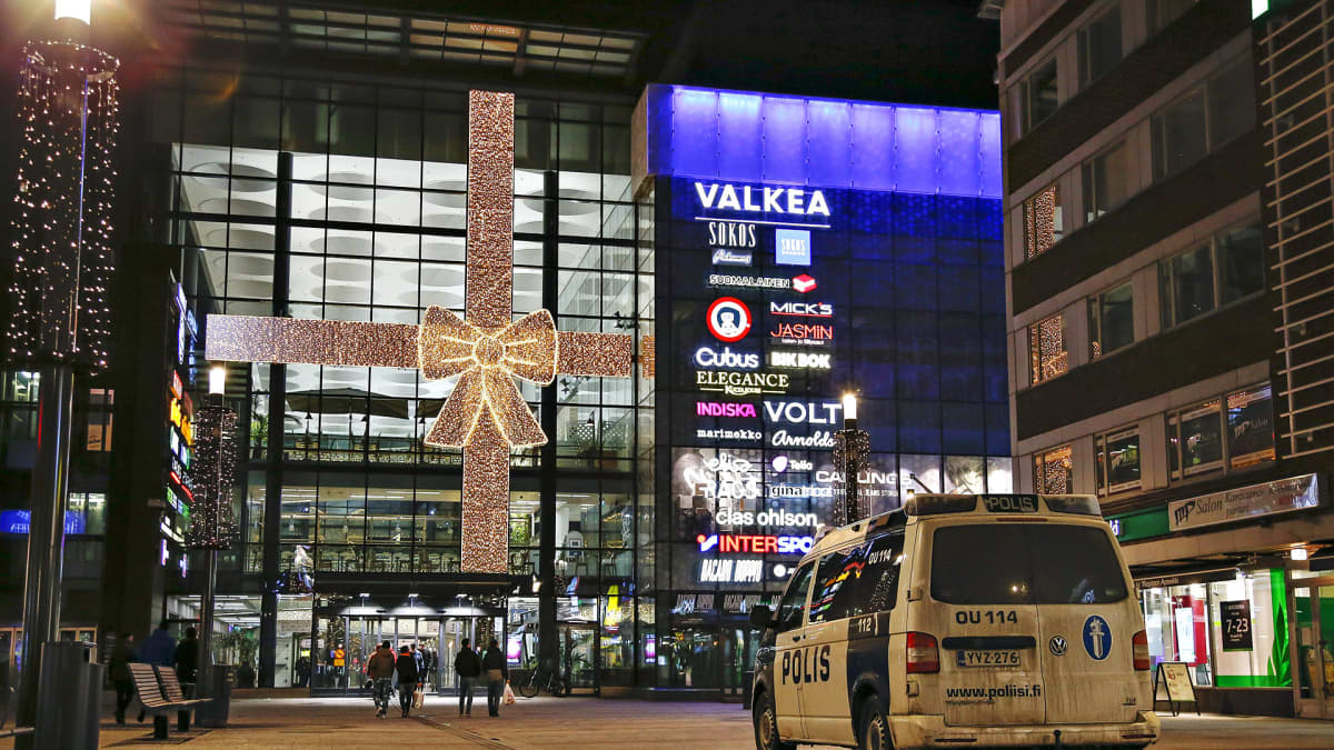 Poliisiauto valvoi kauppakeskuksen edustalla oulussa.