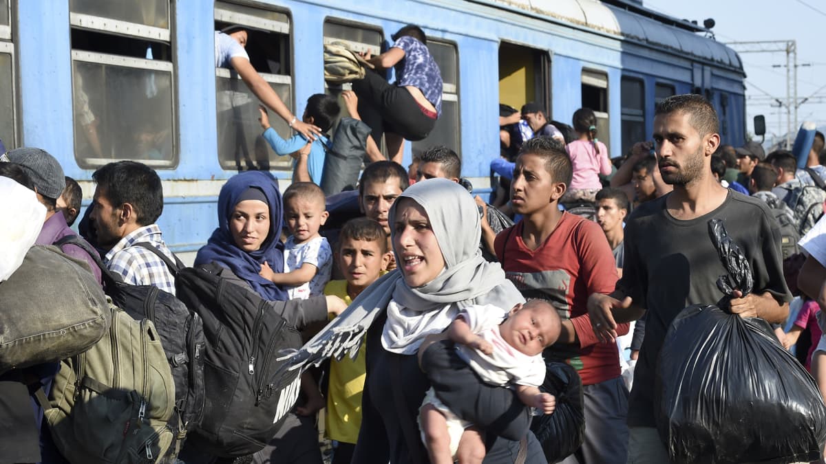 Pakolaisia matkalla Serbian rajalle Makedoniassa vuonna 2015