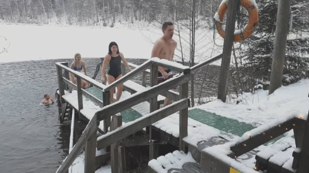 Porukkaa nousemassa pois avannosta Hämeenlinnan Apparalla.