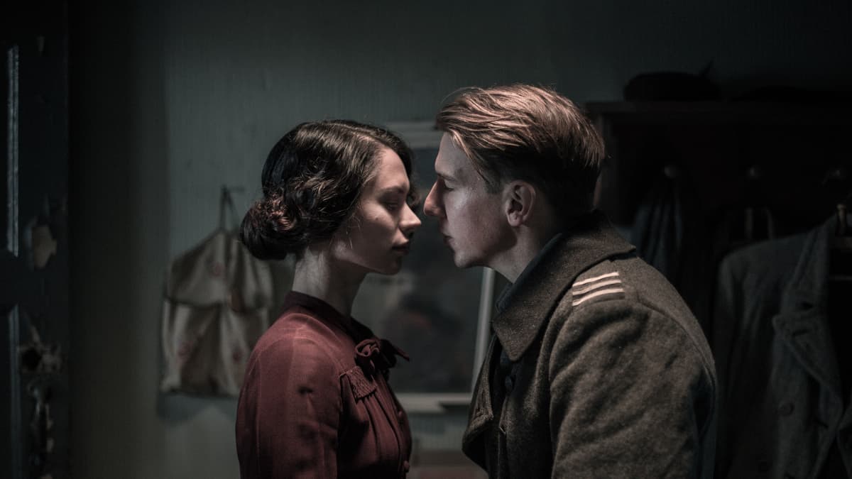  Vera (Diana Pozharskaya) ja Hietanen (Aku Hirviniemi)