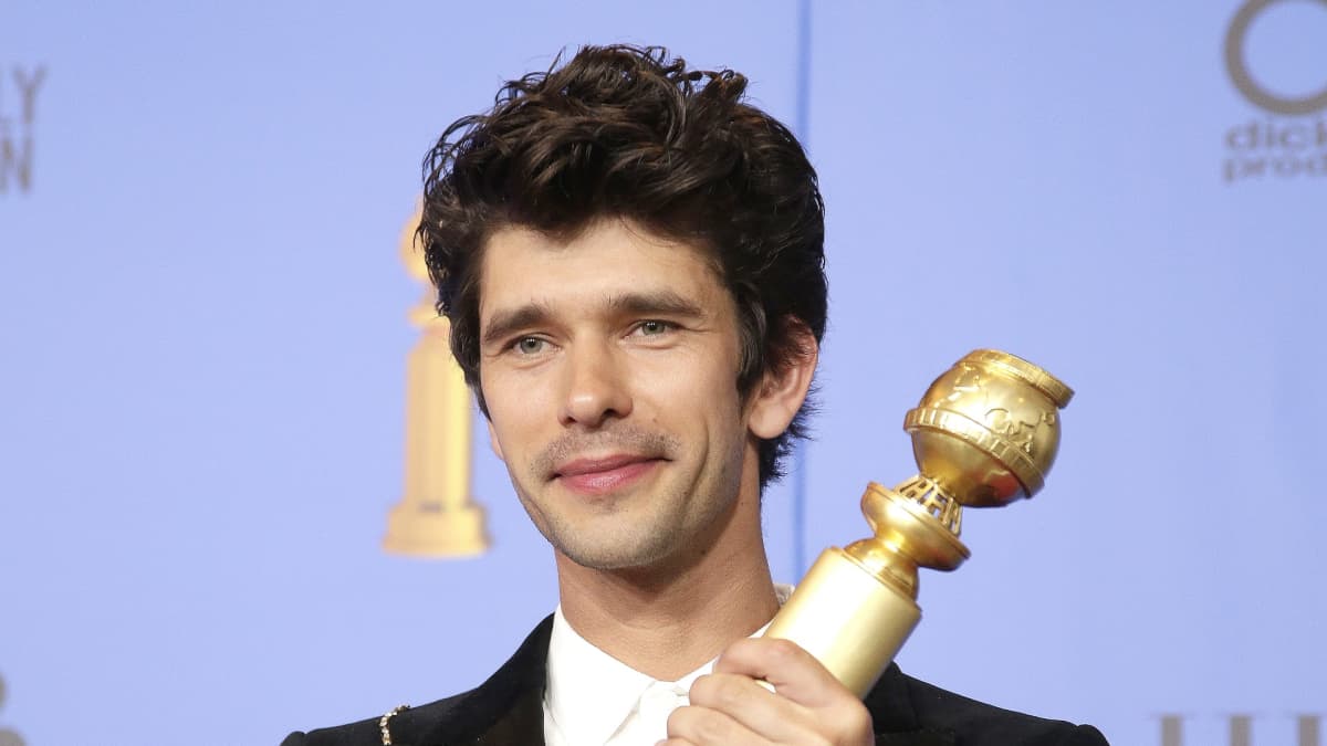 Näyttelijä Ben Whishaw sai Golden Globen sivuosastaan  A Very English Scandal.