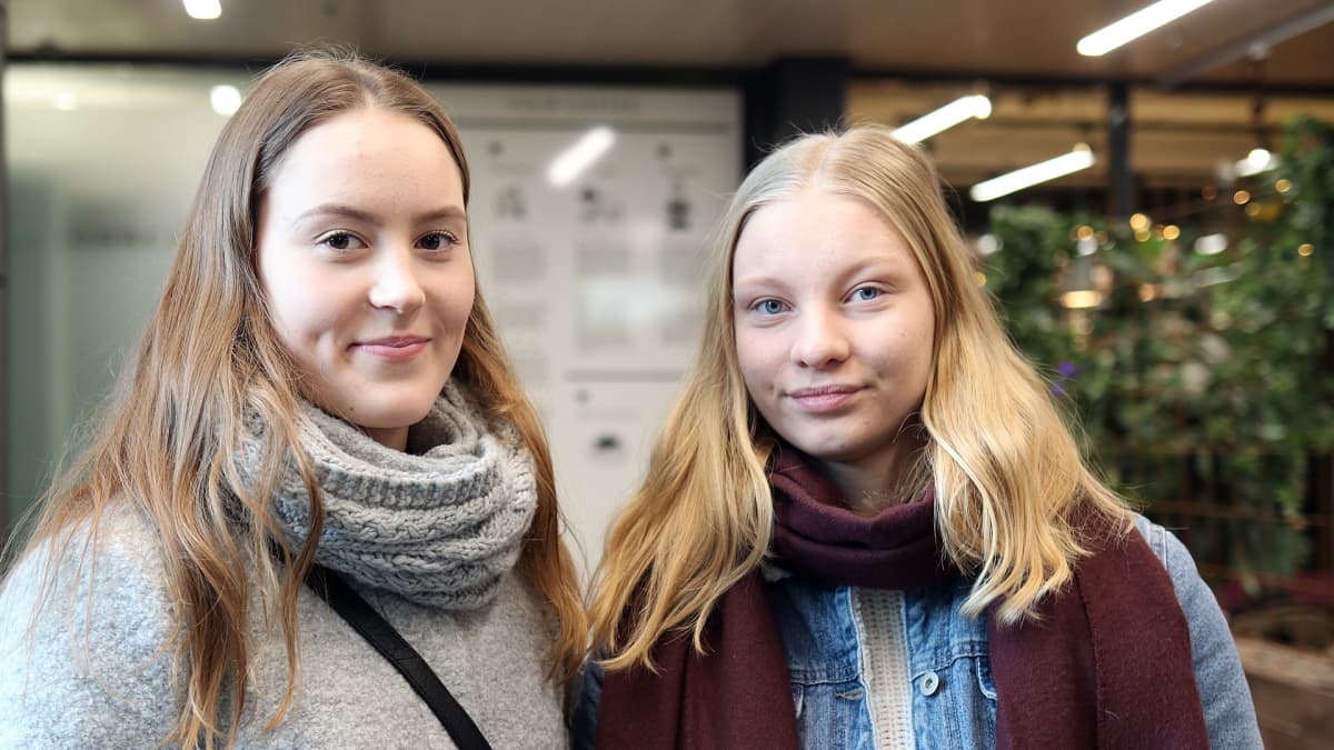 Sekä oululainen Saara Kokko, 15, että kempeleläinen Liila Kinnunen, 15, kokevat, että Oulu on edelleen turvallinen paikka nuorelle naiselle.