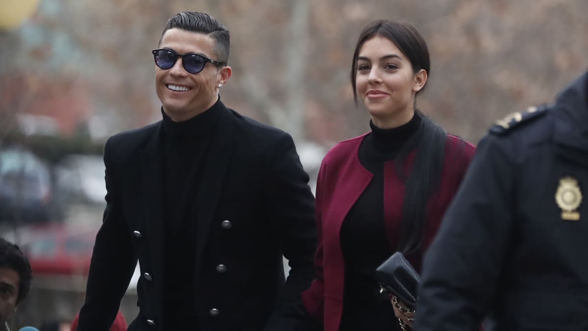 Cristiano Ronaldo saapui oikeuteen puolisonsa Georgina Rodriguezin kanssa. 