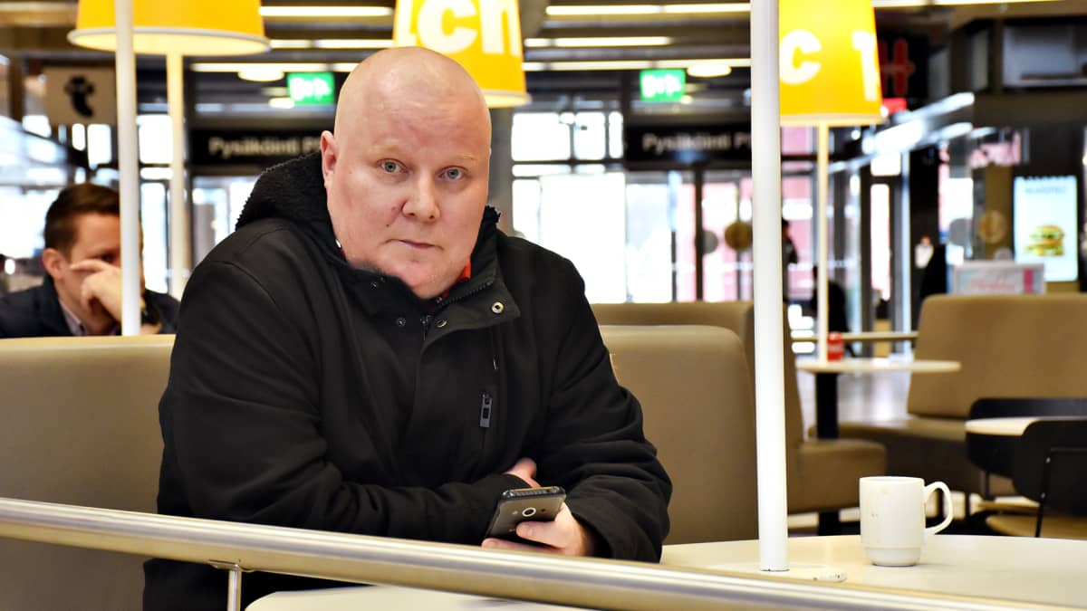 Juha Lehti kertoo lähettäneensä kymmenittäin työhakemuksia laivanrakennusteollisuudelle viime vuonna. Yksikään ei tärpännyt.