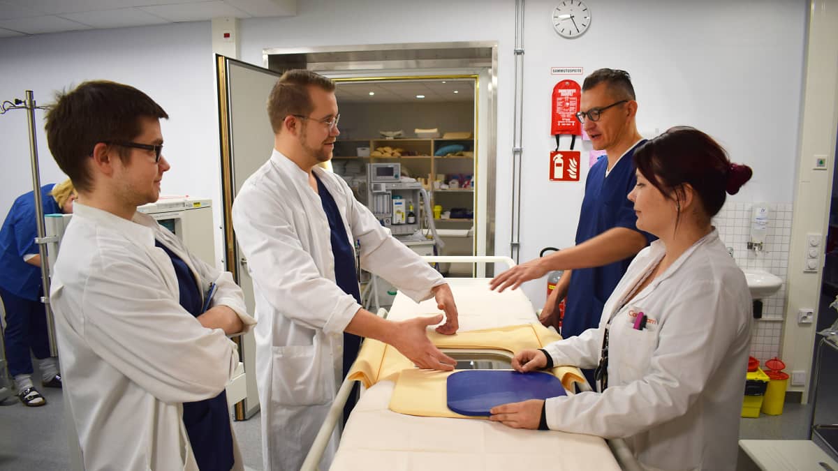 Erikoistuvat lääkärit Ville Huovinen ja Heikki Pärssinen sekä ylilääkäri Roberto Blanco Sequeiros ja fyysikko Teija Sainio