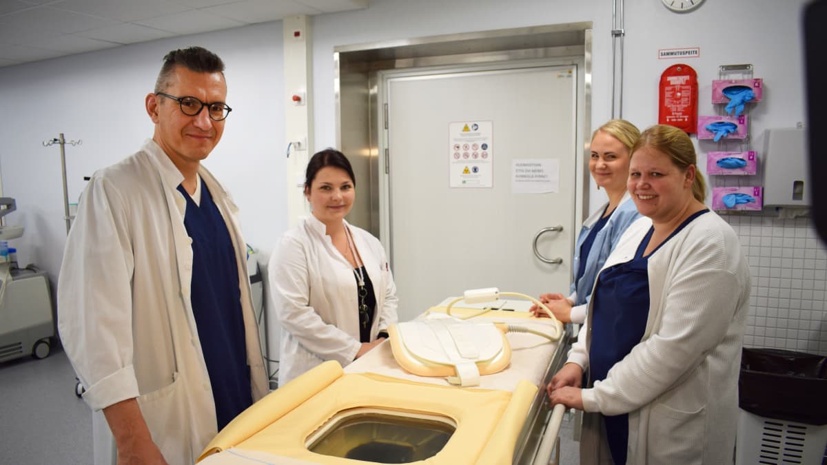 Työryhmää HIFU-laitteen ääressä.
