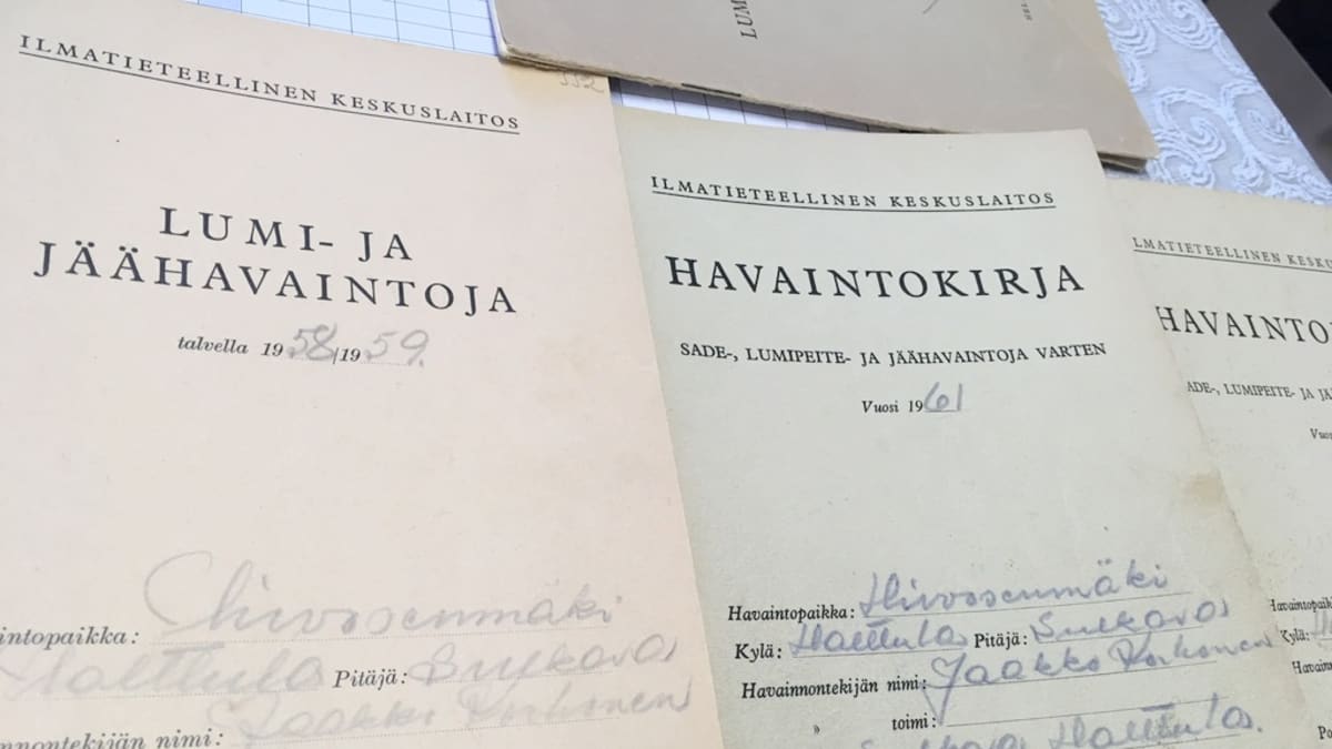 Sääpäiväkirjoja on kertynyt paksunivaska vuosikymmenten varrelta.