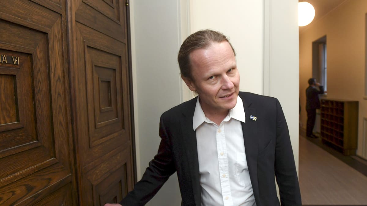 Hallintovaliokunnan puheenjohtaja Juho Eerola eduskunnan käytävällä.