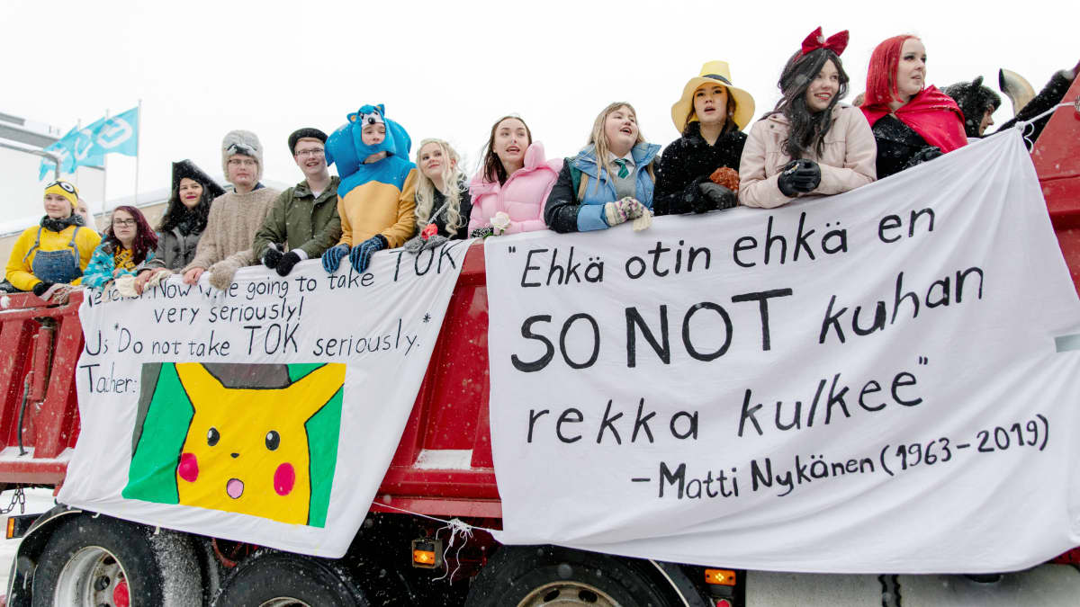 Abiturientteja kuorma-auton lavalla Vapaudenkadulla, Jyväskylässä.