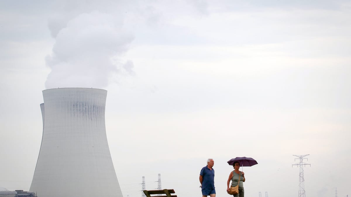 Pariskunta kävelee Doelin ydinvoimalan vieressä. 