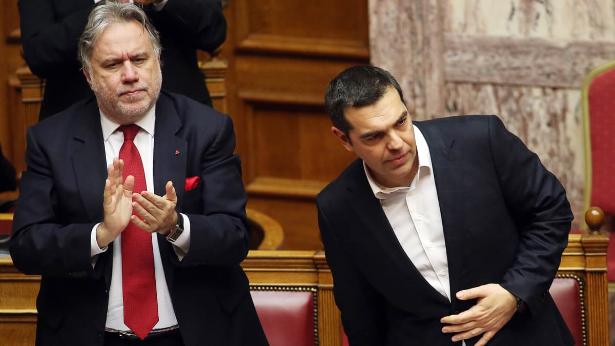 Kreikan ulkoministeri George Katrougalos taputti Kreikan pääministeri Alexis Tsiprasin puheen jälkeen Kreikan parlamentissa Ateenassa perjantaina.