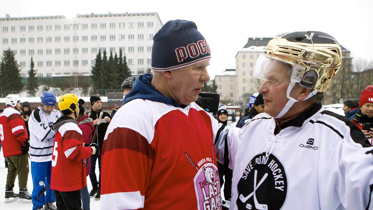 Tasavallan presidentti Sauli Niinistö juttelee venäläisen kiekkolegenda Vjatsheslav Fetisovin kanssa.