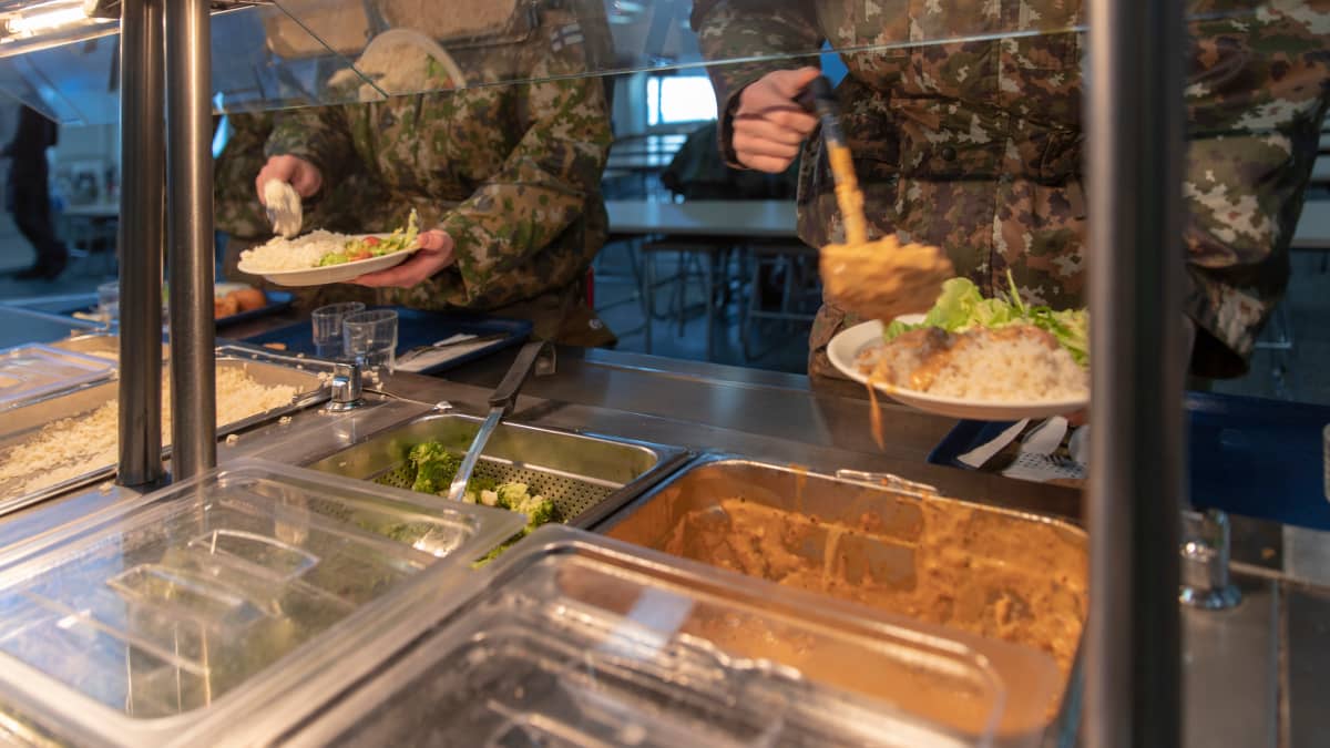 Varusmiehet hakevat linjastolta ruokaa