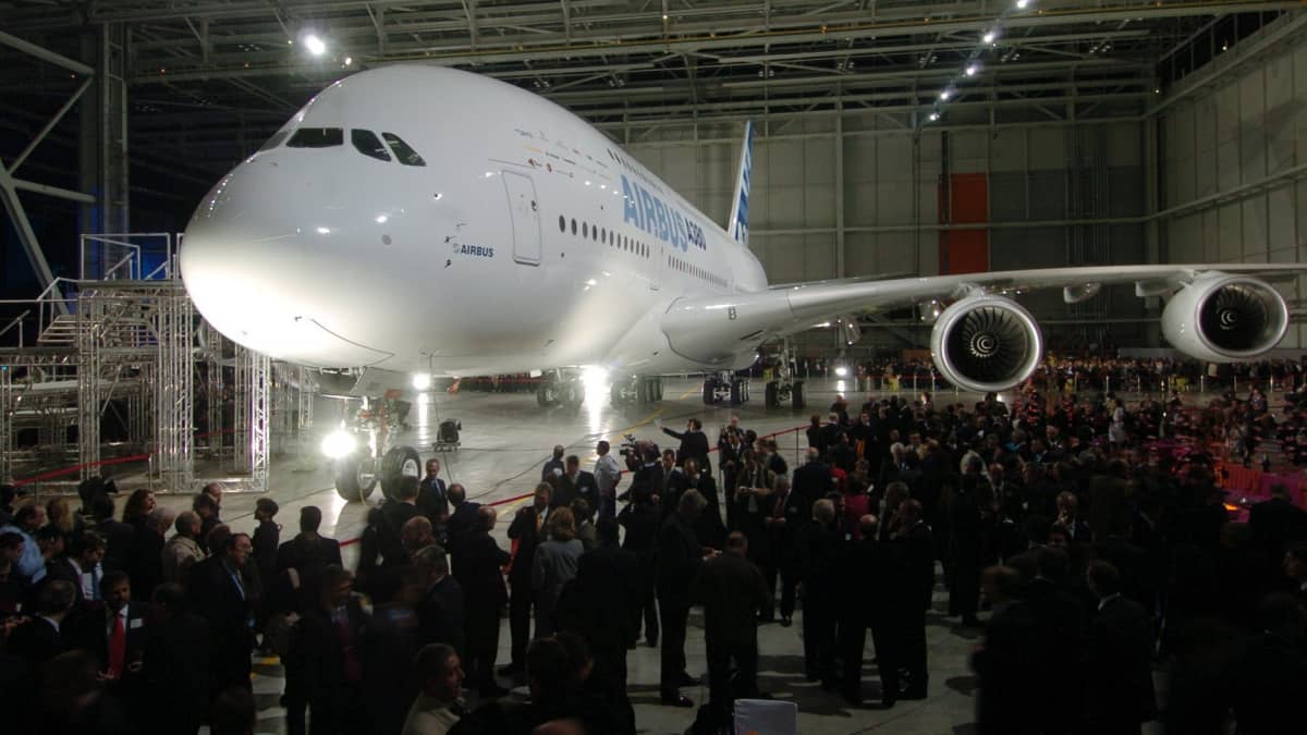 Vierasjoukkoa Airbus A380-koneen ympärillä ensiesittelytilaisuudessa.