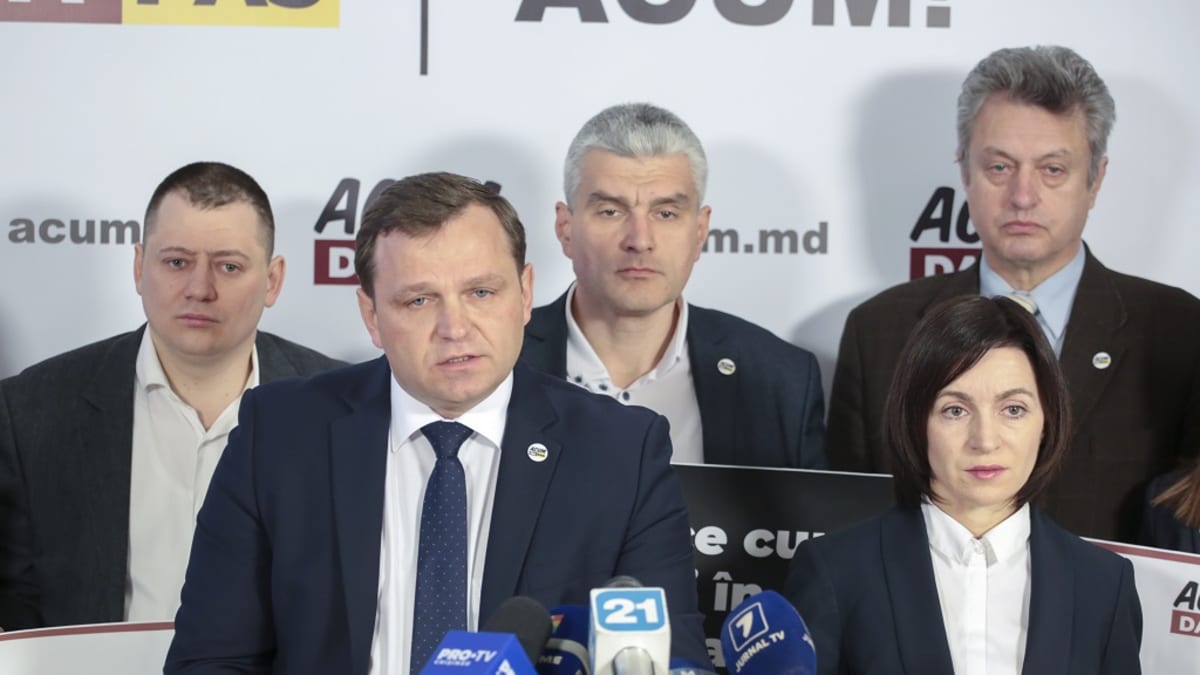 Andrei Năstase ja Maia Sandu pitävät tiedotustilaisuutta. Heidän edessään on rykelmä mikrofoneja. Taustalla seisoo kolme miestä kasvot peruslukemilla.