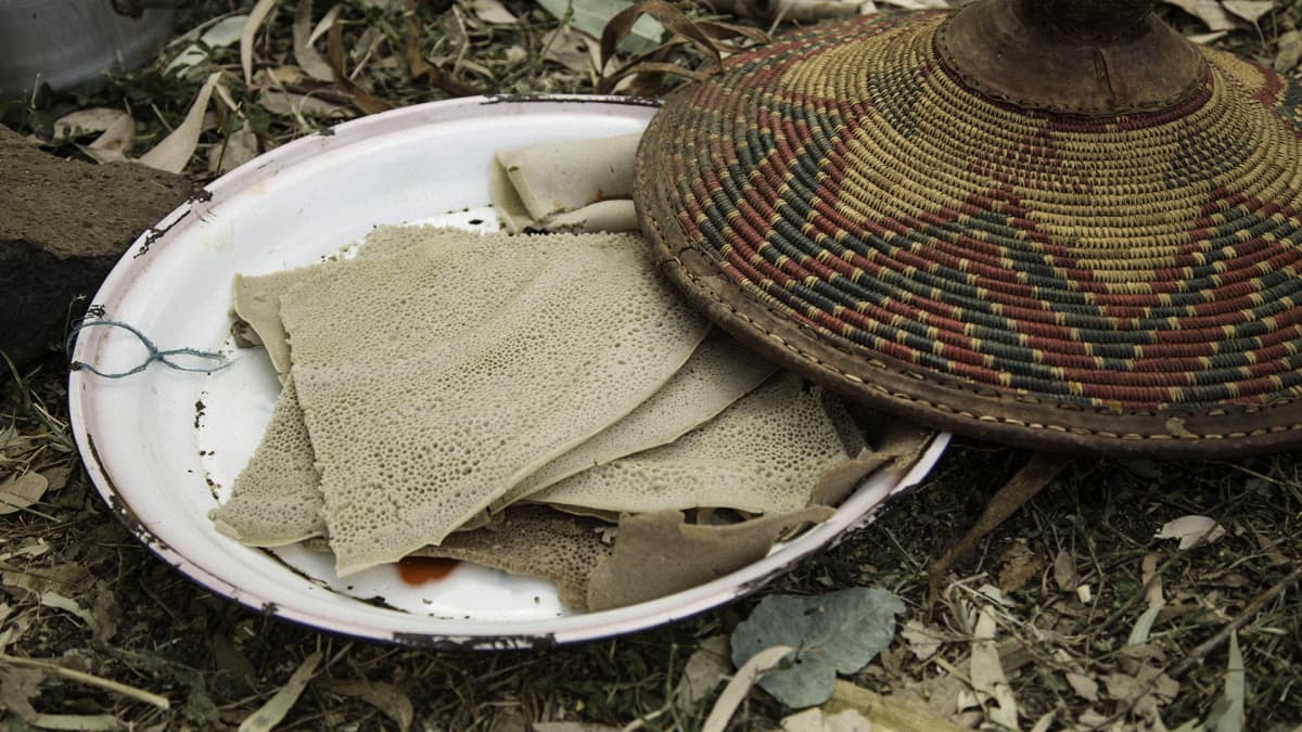 Injeraletun palasia tarjottimella.