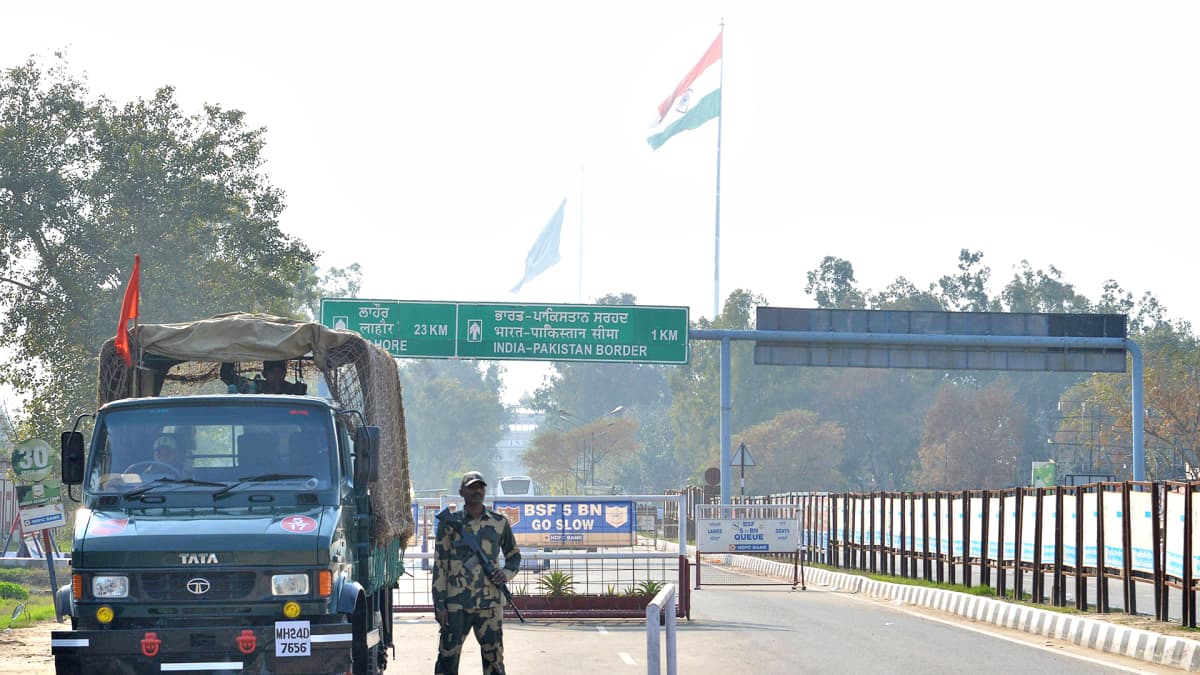 Intian rajaviranomainen seisoo vartiossa Intian ja Pakistanin välisellä rajanylityspisteellä 27. helmikuuta.
