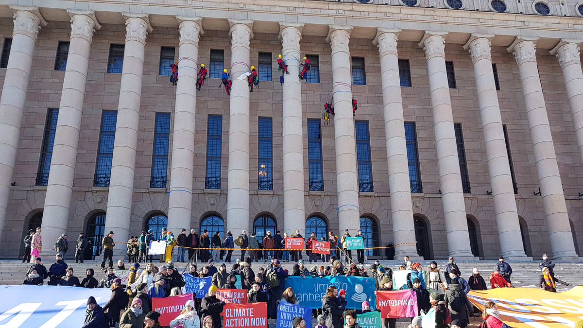 Greenpeacen mielenosoitus eduskuntatalon edustalla