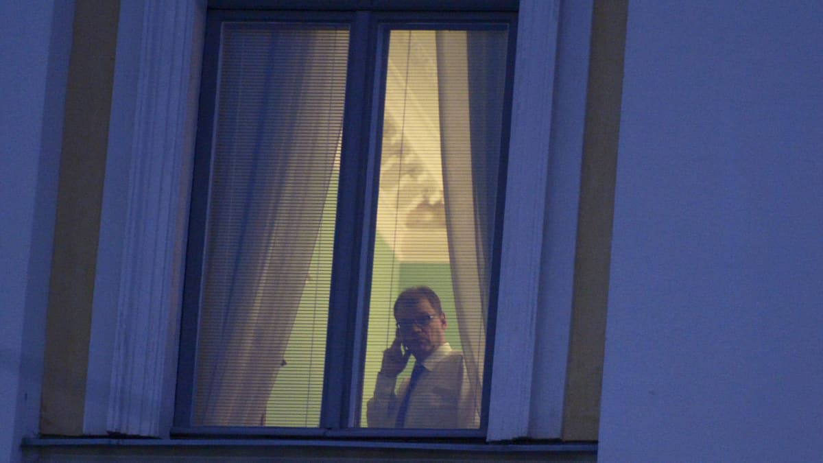Pääministeri Juha Sipilä puhuu puhelimeen valtioneuvoston linnassa Helsingissä perjantaiaamuna 6. marraskuuta 2015