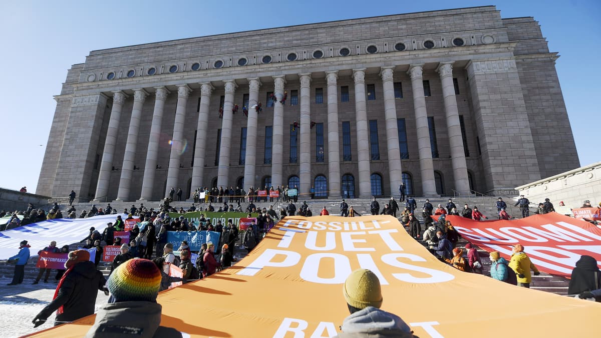 Eduskuntatalon edustalle järjestettiin suuri ilmastonmuutosta vastustava mielenosoitus 6. maaliskuuta. 