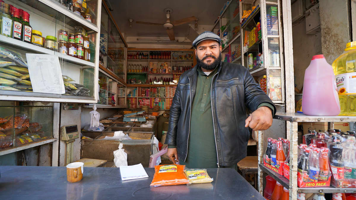 Maustekauppias Imran Waheed Rawalpindin maustekujalla. 