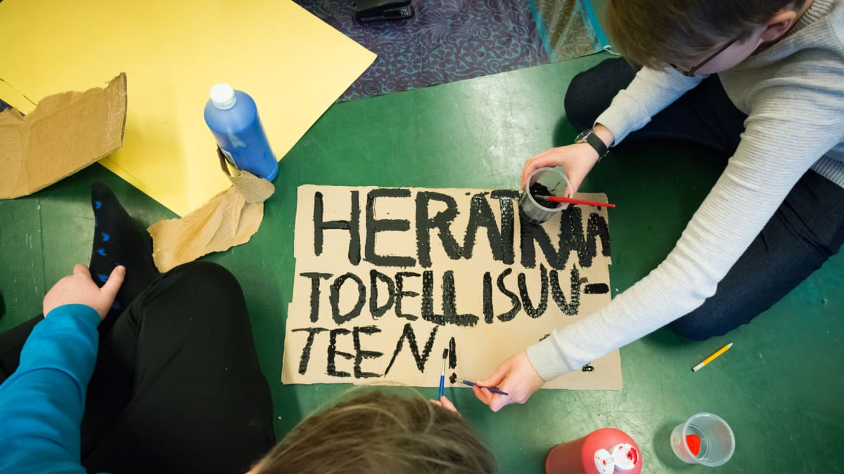 Koululaisia valmistamassa kylttejä ilmastolakkoa varten Pohjois-Hervannan koululla Tampereella
