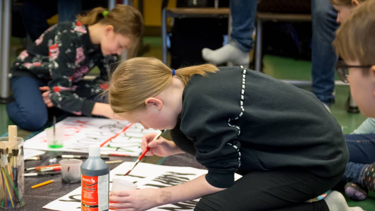 Koululaisia valmistamassa kylttejä ilmastolakkoa varten Pohjois-Hervannan koululla Tampereella
