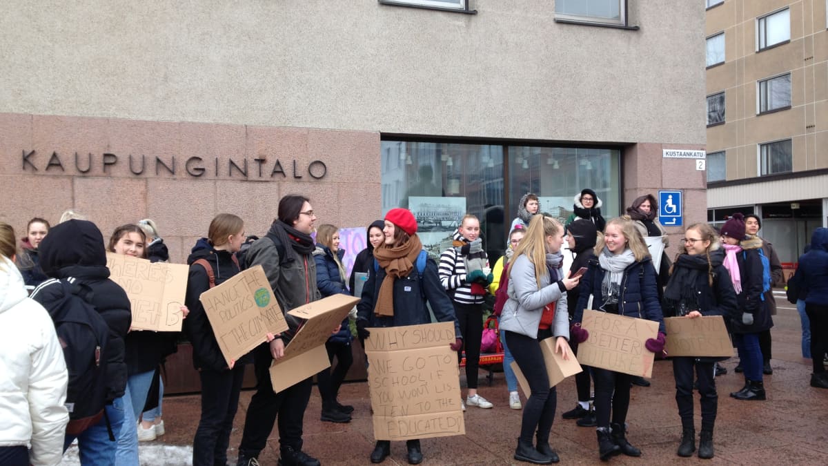 Ihmisiä Kotkan kaupungintalon edustalla.
