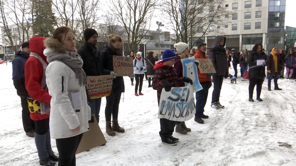 Nuorten ilmastomielenosoitus Kouvolan kaupungintalon edessä