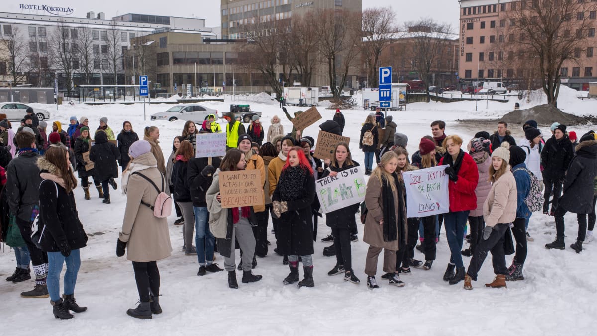 Nuoria ilmastolakossa Kokkolan torilla 15.3. 2019.