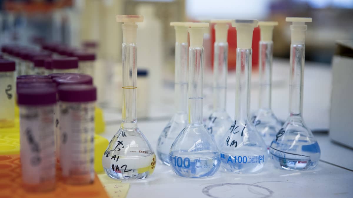 näytepulloja laboratoriossa