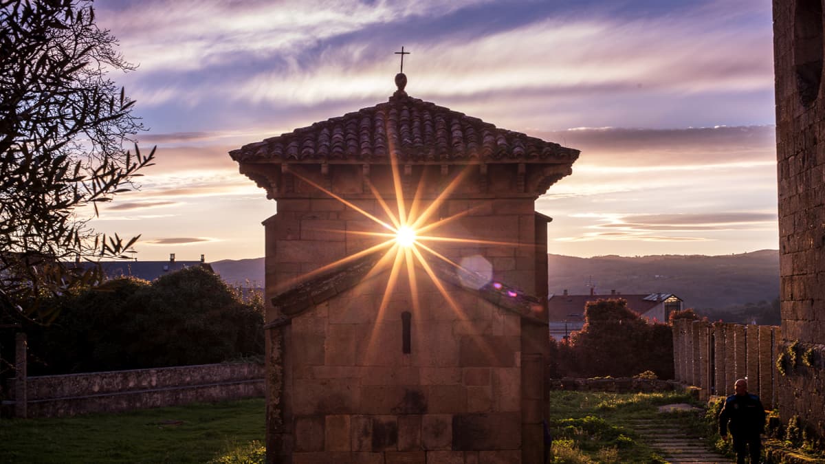 Aurinko paistaa Mozarabicin kappelin läpi San Miguelissa, Galiciassa.