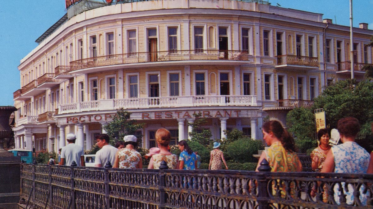 Postikortti Neuvostoliitosta. Hotelli Mustanmeren rannalla Jaltalla. 