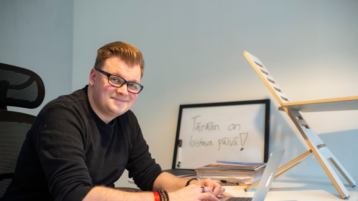 Antti Möttönen istuu työpöytänsä ääressä.