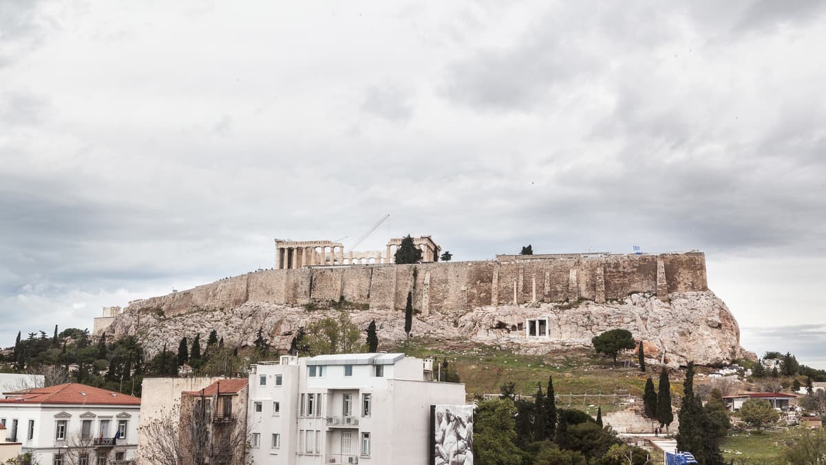 Akropoliin museon ylimmästä kerroksesta on suora näkymä Parthenonin temppeliin. Doorilaistyylinen temppeli rakennettiin vuosina 447-438  eaa..