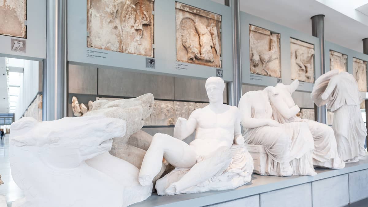 Parthenonin itäpuolen päätykolmioveistoksista iso osa on Lontoon British Museumissa.