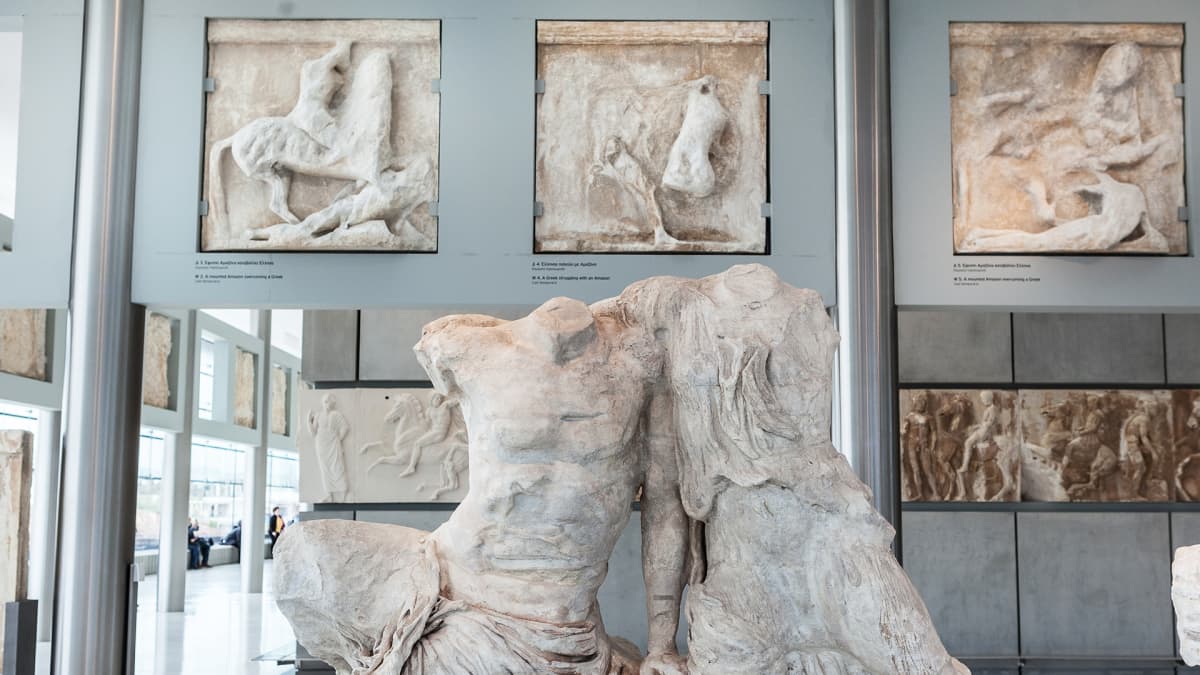 Parthenonin päätykolmioveistoksiin kuuluva osa kuvaa Attikan ensimmäistä tarunomaista kuningasta Kekropsia tyttärensä Pandrosoksen kanssa.  Kekropsin alavartalo muistutti käärmettä, mutta osa on Lontoon British Museumissa.