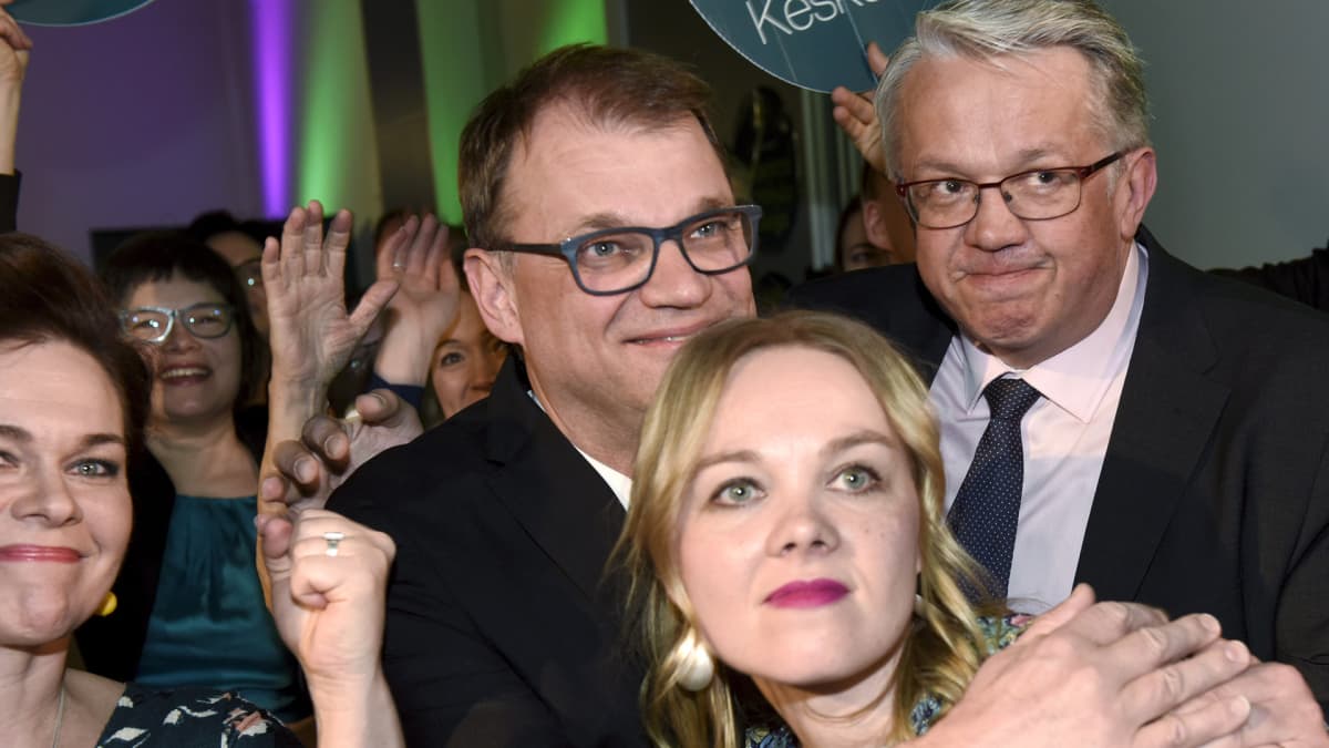 Keskustan Hannakaisa Heikkinen, puheenjohtaja Juha Sipilä, Katri Kulmuni ja Juha Rehula  reagoivat ennakkoäänten tulokseen puolueen vaalivalvojaisissa Helsingissä.