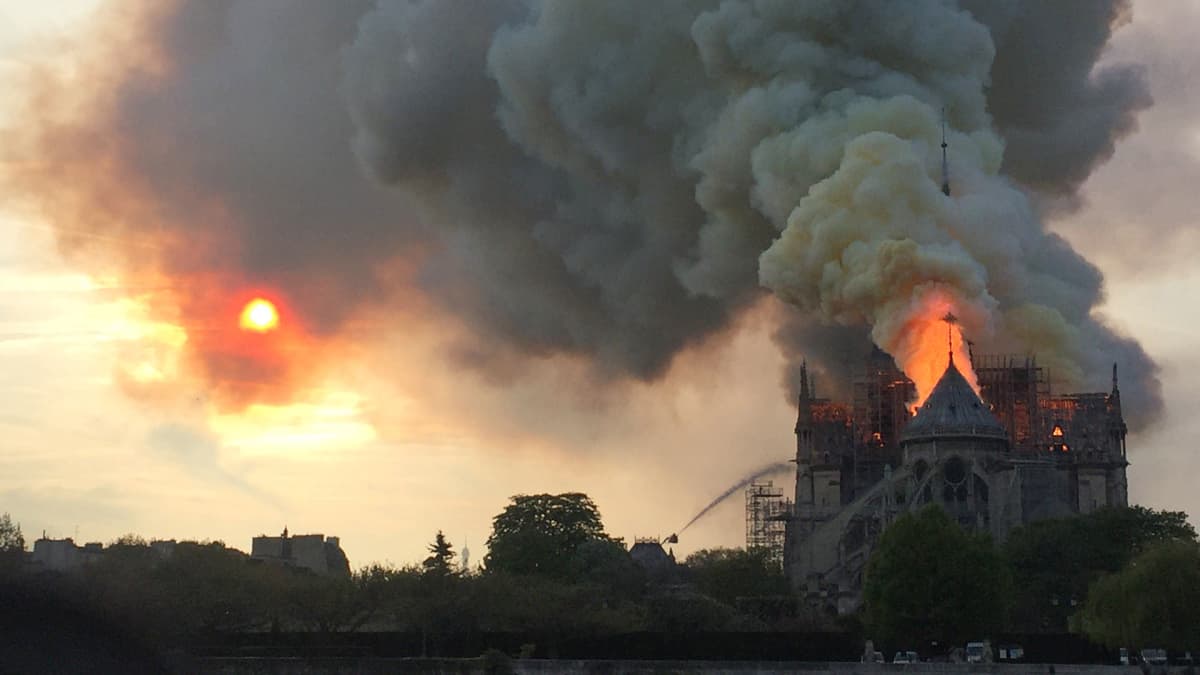 Notre Dame -katedraali palaa Pariisissa 16. huhtikuuta. 
